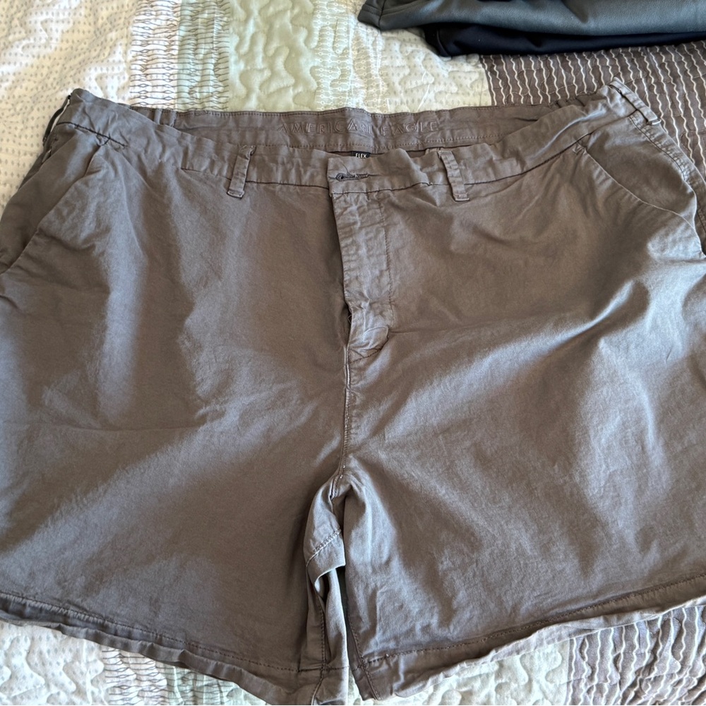 American Eagle men’s gray flex shorts 7”